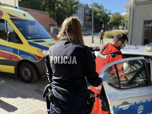 policjantka pomogła poszkodowanej seniorce
