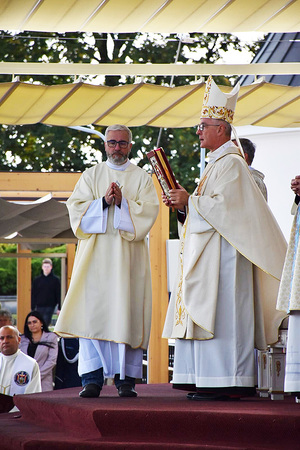 Policjanci, pracownicy Policji oraz policyjni emeryci i renciści z całego kraju, w tym liczna reprezentacja z garnizonu pomorskiego, przybyli na Jasną Górę, aby wspólnie modlić się w intencji poległych podczas służby, za bezpieczeństwo oraz przyszłość Ojczyzny. Była to również szczególna okazja do integracji środowiska, tegoroczne uroczystości połączone były z IV Pomorską Policyjną Pielgrzymką Motocyklową na Jasną Górę.