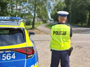 policjanci podczas kontroli prędkości