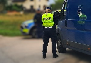 policjanci podczas kontroli prędkości