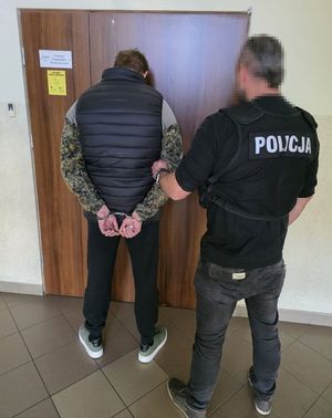 policjant z zatrzymanym