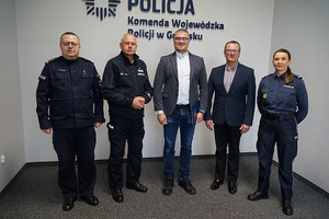 Komendant Wojewódzki Policji w Gdańsku nadinsp. Bogusław Ziemba w obecności swoich Zastępców podziękował za lata współpracy podinsp. Grzegorzowi Sarachowi, dotychczasowemu Zastępcy Naczelnika Wydziału Wywiadu Kryminalnego KWP w Gdańsku.