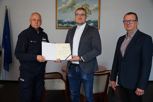 Komendant Wojewódzki Policji w Gdańsku nadinsp. Bogusław Ziemba w obecności swoich Zastępców podziękował za lata współpracy podinsp. Grzegorzowi Sarachowi, dotychczasowemu Zastępcy Naczelnika Wydziału Wywiadu Kryminalnego KWP w Gdańsku.