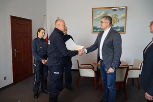 Komendant Wojewódzki Policji w Gdańsku nadinsp. Bogusław Ziemba w obecności swoich Zastępców podziękował za lata współpracy podinsp. Grzegorzowi Sarachowi, dotychczasowemu Zastępcy Naczelnika Wydziału Wywiadu Kryminalnego KWP w Gdańsku.