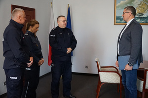 Komendant Wojewódzki Policji w Gdańsku nadinsp. Bogusław Ziemba w obecności swoich Zastępców podziękował za lata współpracy podinsp. Grzegorzowi Sarachowi, dotychczasowemu Zastępcy Naczelnika Wydziału Wywiadu Kryminalnego KWP w Gdańsku.