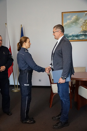 Komendant Wojewódzki Policji w Gdańsku nadinsp. Bogusław Ziemba w obecności swoich Zastępców podziękował za lata współpracy podinsp. Grzegorzowi Sarachowi, dotychczasowemu Zastępcy Naczelnika Wydziału Wywiadu Kryminalnego KWP w Gdańsku.