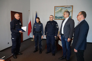 Komendant Wojewódzki Policji w Gdańsku nadinsp. Bogusław Ziemba w obecności swoich Zastępców podziękował za lata współpracy podinsp. Grzegorzowi Sarachowi, dotychczasowemu Zastępcy Naczelnika Wydziału Wywiadu Kryminalnego KWP w Gdańsku.