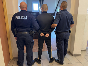 policjanci z zatrzymanym poszukiwanym