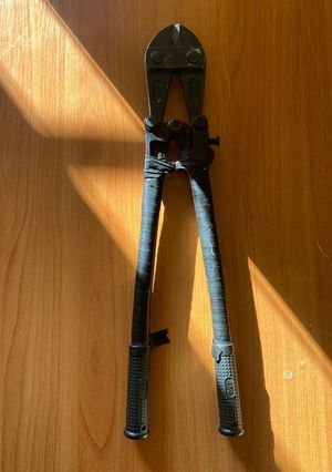 policjanci z zatrzymanym i zabezpieczone przedmioty