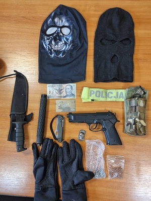 policjanci z zatrzymanym i zabezpieczone przedmioty