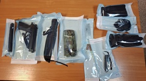 policjanci z zatrzymanym i zabezpieczone przedmioty