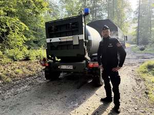 policjanci podczas zabezpieczania niewybuchu