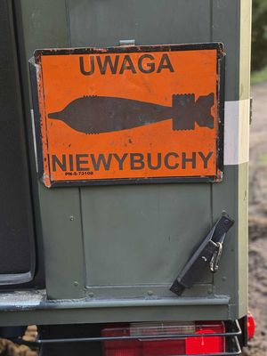 policjanci podczas zabezpieczania niewybuchu