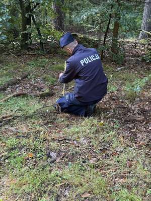 policjanci podczas zabezpieczania niewybuchu
