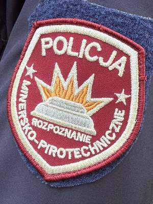 policjanci podczas zabezpieczania niewybuchu
