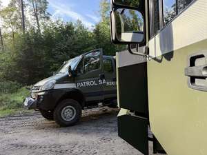 policjanci podczas zabezpieczania niewybuchu