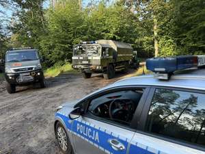 policjanci podczas zabezpieczania niewybuchu