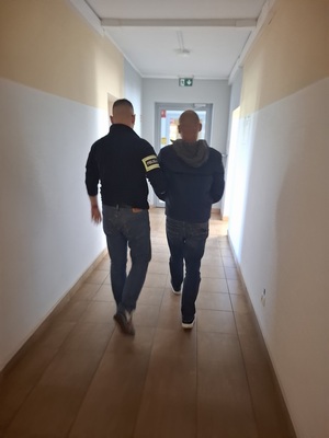 policjant z zatrzymanym