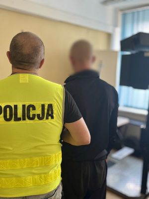 policjant z zatrzymanym