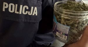 policjanci i zabezpieczone narkotyki