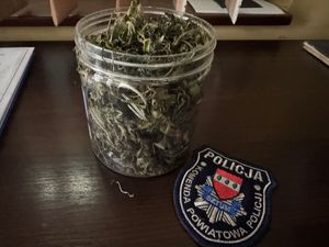 policjanci i zabezpieczone narkotyki