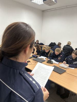 Policjanci wspierają zajęcia w klasach mundurowych w Chojnicach.