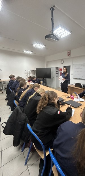 Policjanci wspierają zajęcia w klasach mundurowych w Chojnicach.