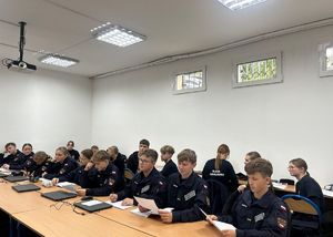 Policjanci wspierają zajęcia w klasach mundurowych w Chojnicach.