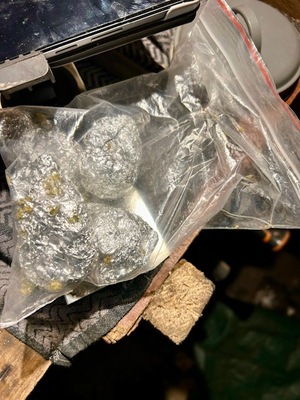 Kryminalni zatrzymali 41-latka za posiadanie 100 gramów narkotyków.