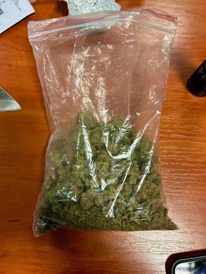 Kryminalni zatrzymali 41-latka za posiadanie 100 gramów narkotyków.