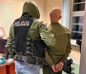 Kryminalni zatrzymali 41-latka za posiadanie 100 gramów narkotyków.