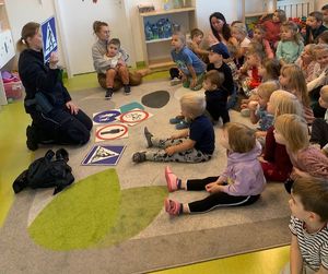 Rozmowy o bezpieczeństwie – spotkania policjantów z dziećmi i młodzieżą.