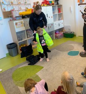 Rozmowy o bezpieczeństwie – spotkania policjantów z dziećmi i młodzieżą.