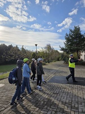 Egzamin na kartę rowerową pod nadzorem policjantki z ruchu drogowego.