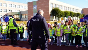 Kościerscy policjanci dbają o bezpieczeństwo najmłodszych.