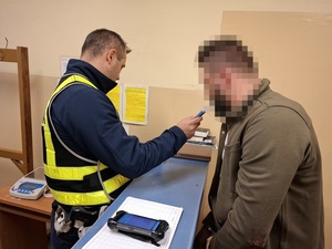 Pijany doprowadził do dachowania auta i uciekł z miejsca zdarzenia, nie udzielając pomocy poszkodowanemu pasażerowi.