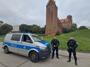 Szybka reakcja przechodniów i policjantów uratowała życie kobiety.