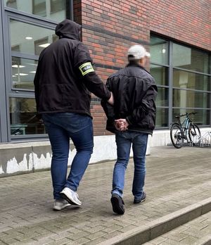 policjant z zatrzymanym