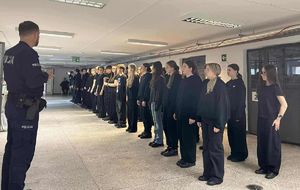 Zajęcia z musztry dla uczniów klas o profilu mundurowym pod okiem gdańskiego policjanta.