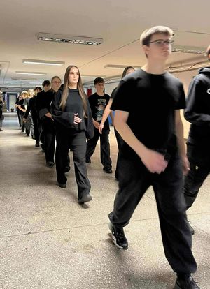 Zajęcia z musztry dla uczniów klas o profilu mundurowym pod okiem gdańskiego policjanta.