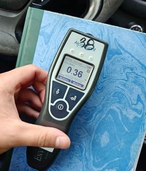 Pijani kierowcy i z zakazami zatrzymani. Wśród nich trzy osoby były poszukiwane.