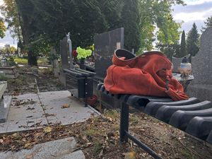 zdjęcie poglądowe torebki na cmentarzu