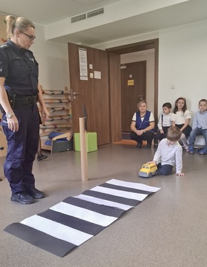 potkanie dzielnicowej z wychowankami Przedszkola Specjalnego przy Specjalnym Ośrodku Szkolno-Wychowawczym w Nowym Dworze Gdańskim o bezpieczeństwie na drodze.