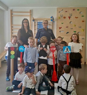 potkanie dzielnicowej z wychowankami Przedszkola Specjalnego przy Specjalnym Ośrodku Szkolno-Wychowawczym w Nowym Dworze Gdańskim o bezpieczeństwie na drodze.
