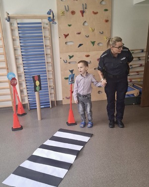 potkanie dzielnicowej z wychowankami Przedszkola Specjalnego przy Specjalnym Ośrodku Szkolno-Wychowawczym w Nowym Dworze Gdańskim o bezpieczeństwie na drodze.