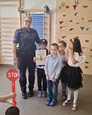 potkanie dzielnicowej z wychowankami Przedszkola Specjalnego przy Specjalnym Ośrodku Szkolno-Wychowawczym w Nowym Dworze Gdańskim o bezpieczeństwie na drodze.