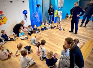 Policjanci rozmawiali z dziećmi o zasadach bezpiecznego poruszania się po drodze i o noszeniu odblasków.