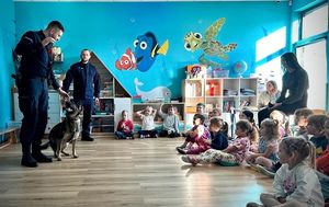 Policjanci rozmawiali z dziećmi o zasadach bezpiecznego poruszania się po drodze i o noszeniu odblasków.