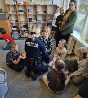 Policjanci rozmawiali z dziećmi o zasadach bezpiecznego poruszania się po drodze i o noszeniu odblasków.