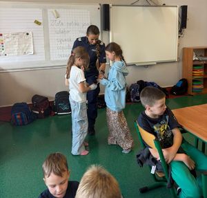 Policjanci rozmawiali z dziećmi o zasadach bezpiecznego poruszania się po drodze i o noszeniu odblasków.